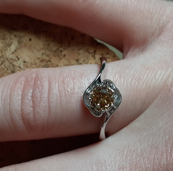 Yellow / Gold Women's Ring Size: 6 - Picture 10 of 11